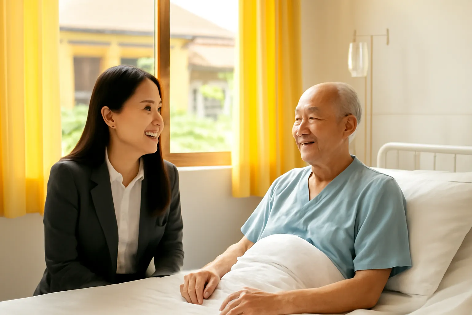 Cô phiên dịch trẻ ngồi cạnh giường ông cụ người nước ngoài trong phòng bệnh sáng sủa