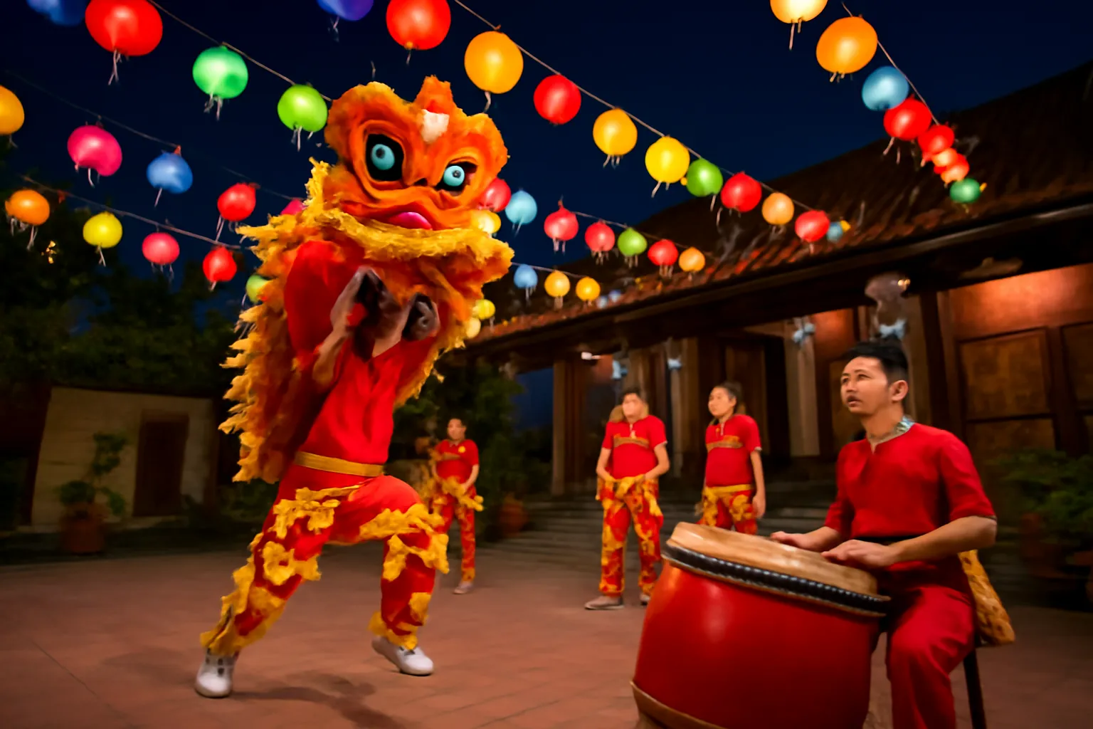 Đội múa lân thanh niên tập dưới ánh đèn lồng ở sân đình làng đêm trước Trung thu